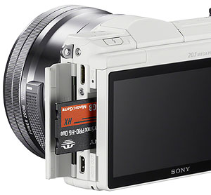 Sony A5000 review -- card slot