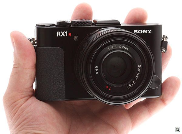 Sony RX1R Review - Sony RX1R in the hand