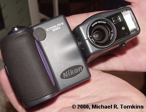 Nikon Coolpix 990 Front View - click for a bigger picture!