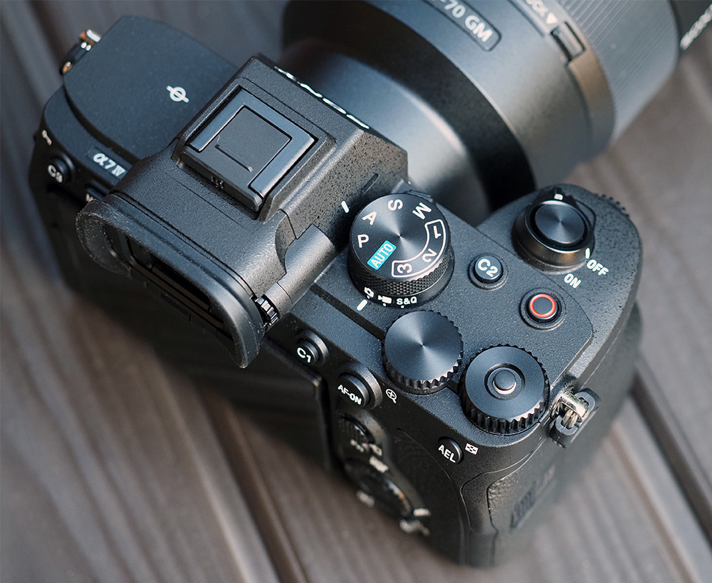 Sony Alpha A7 IV Mirrorless Digital Camera with Fe 24-105mm f/4 G OSS Lens